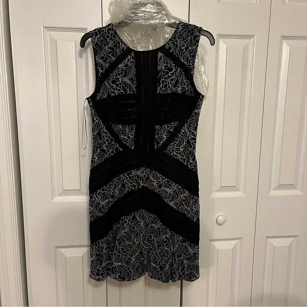 Lace illusion sleeveless cocktail dress